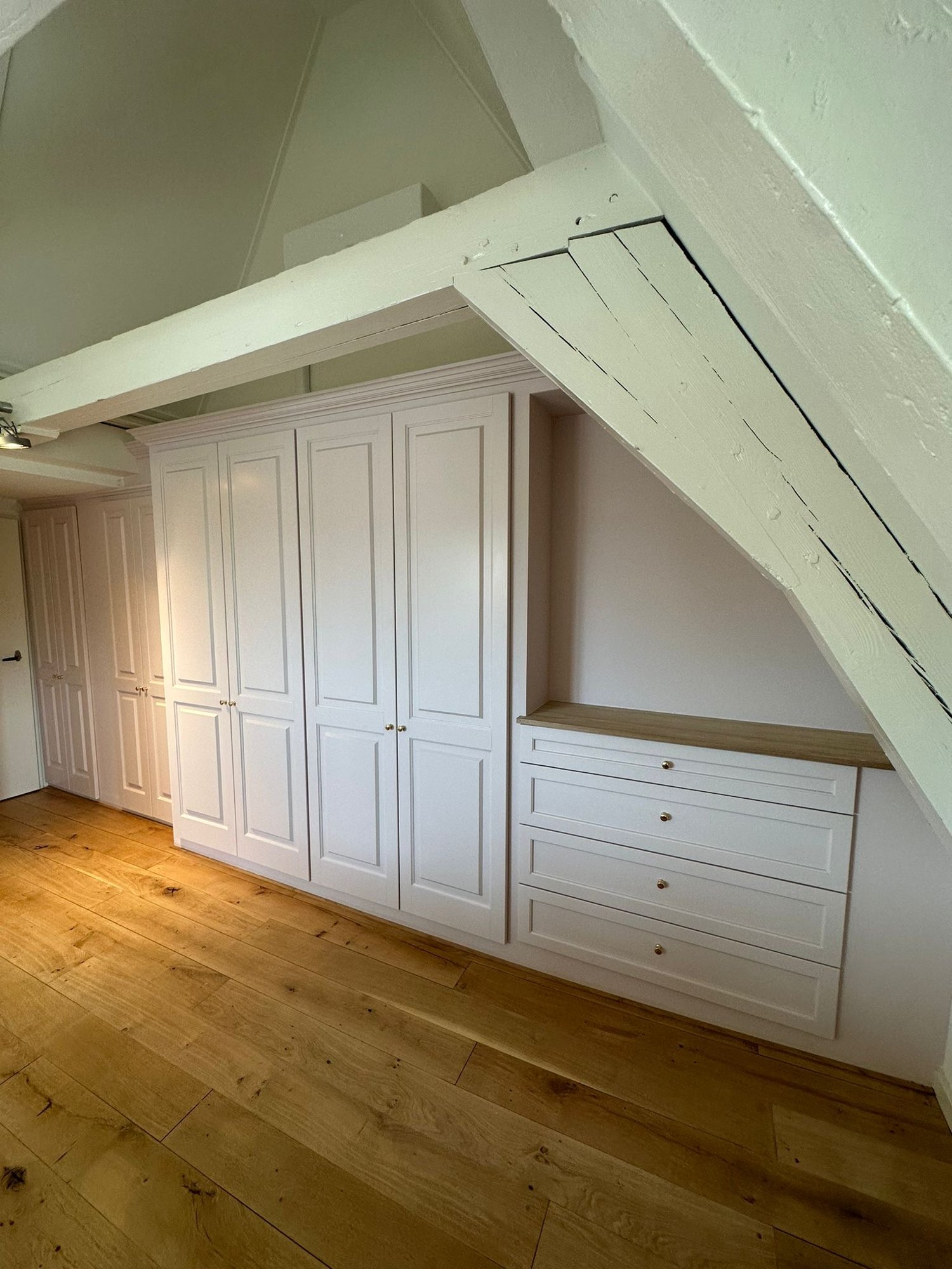 Zolderkastenwand met lades