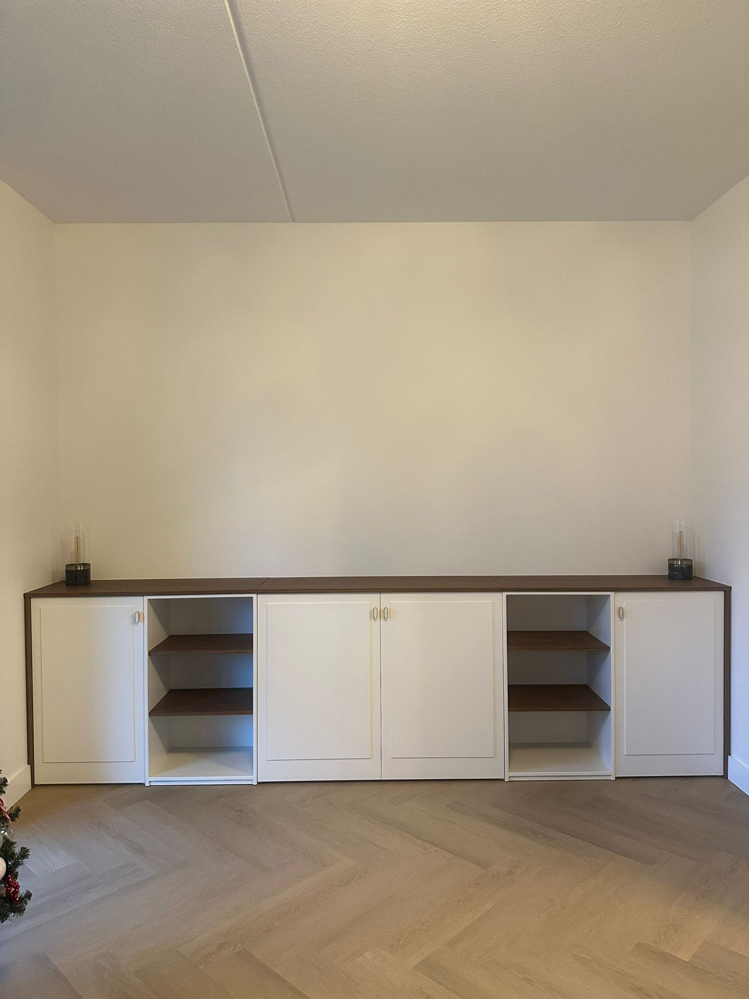 Wit dressoir met walnoten blad