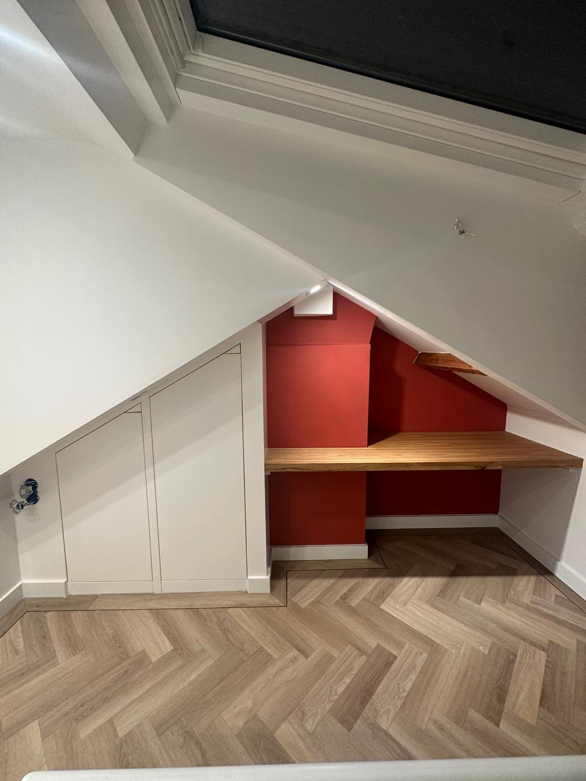 Zolderwerkplek in rood