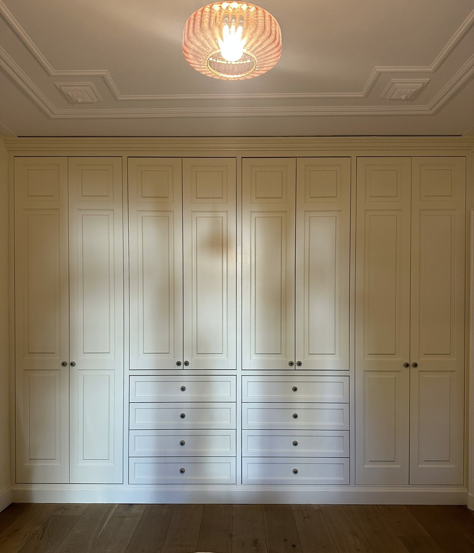 Crème kastenwand met lades