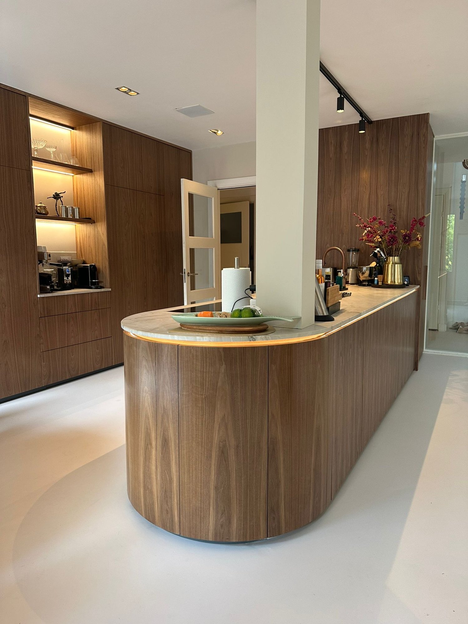 Walnoten keuken met rond kookeiland