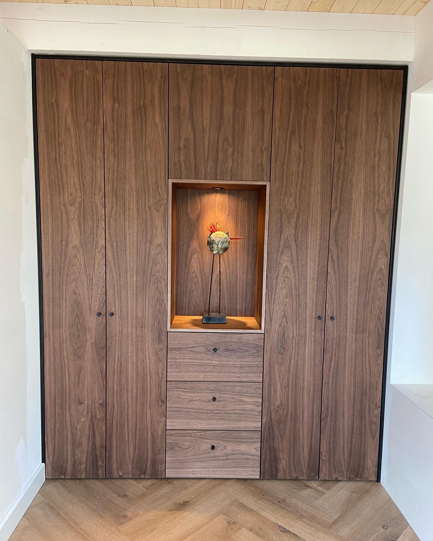Walnoten wandkast met verlichte nis