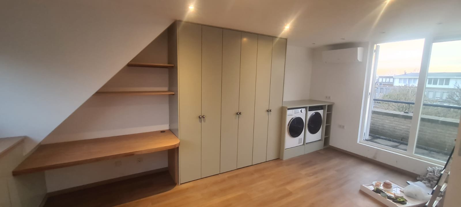 Zolder met garderobe en wasmachinekast