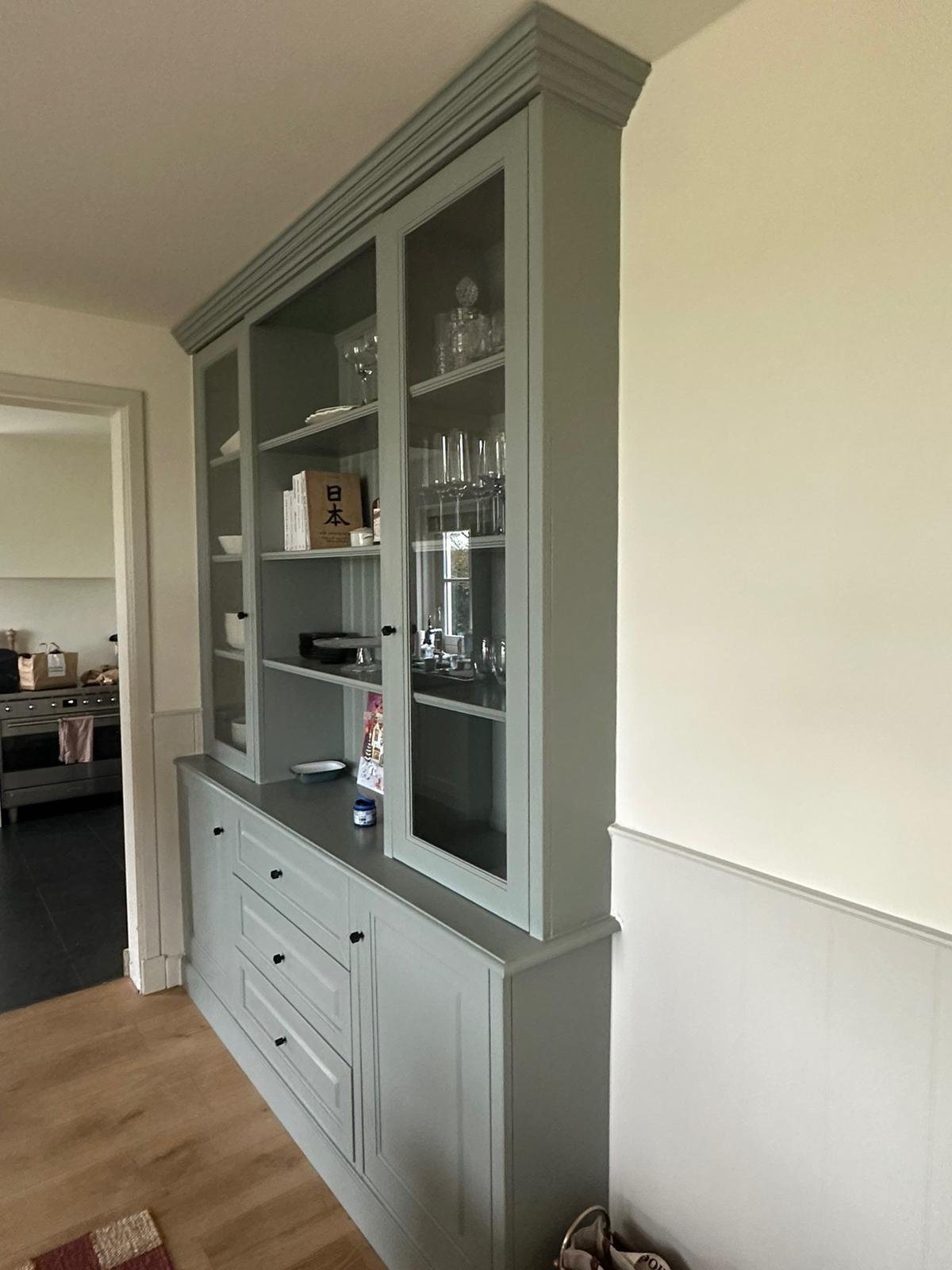 Saliegroene buffetkast met glazen deuren