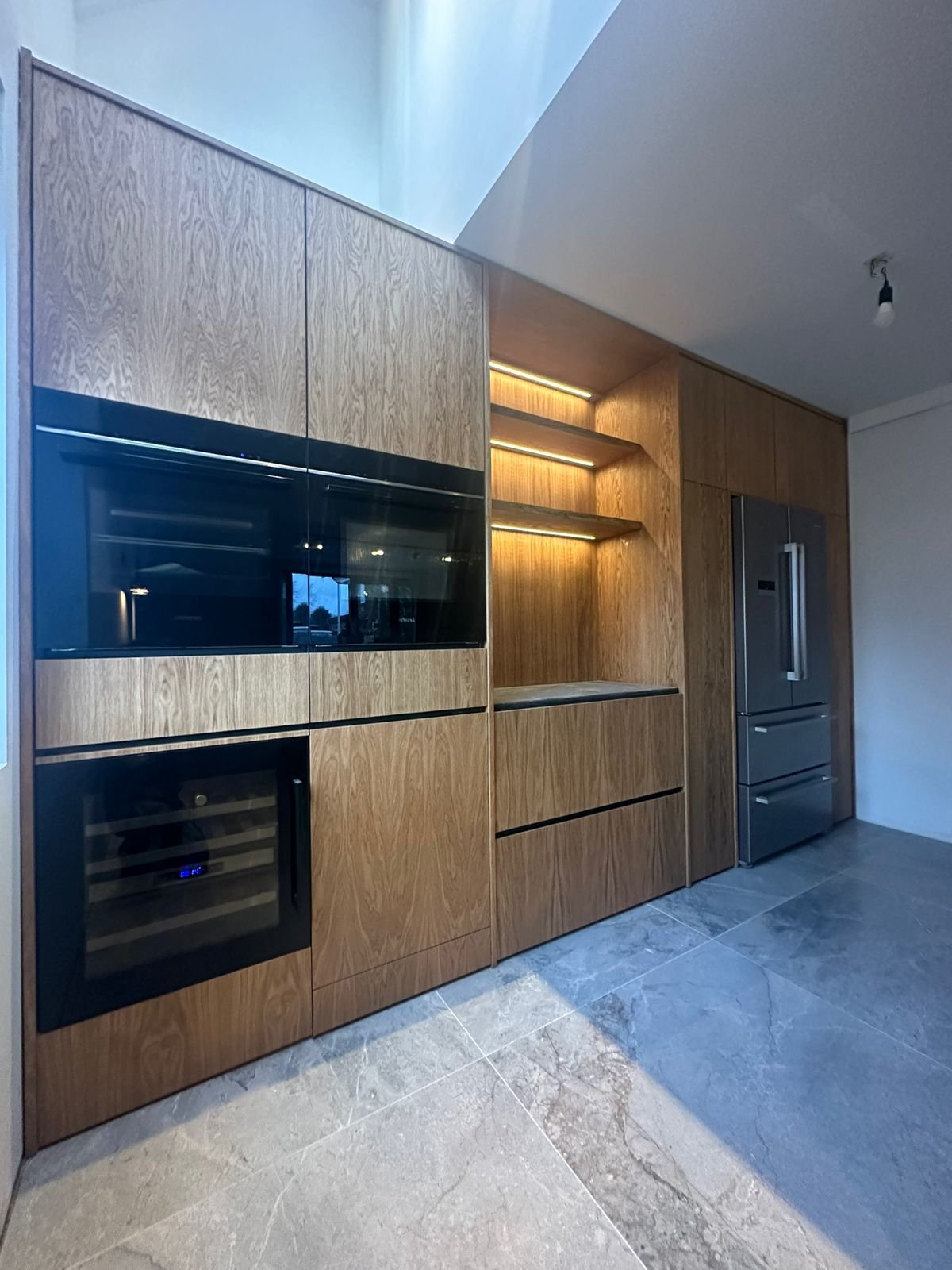 Eiken keukenwand met inbouwovens