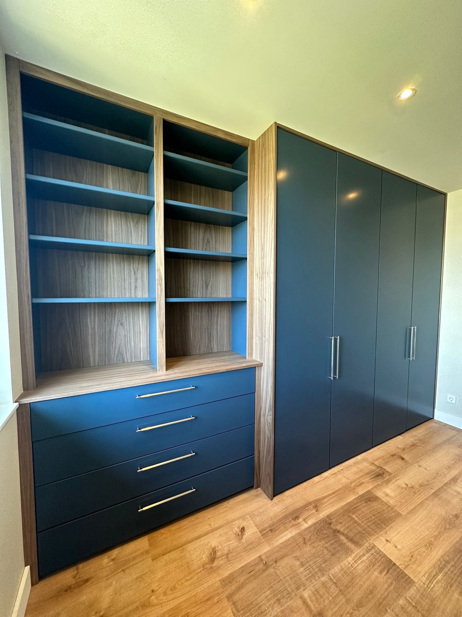 Blauwe kastenwand met open vakken