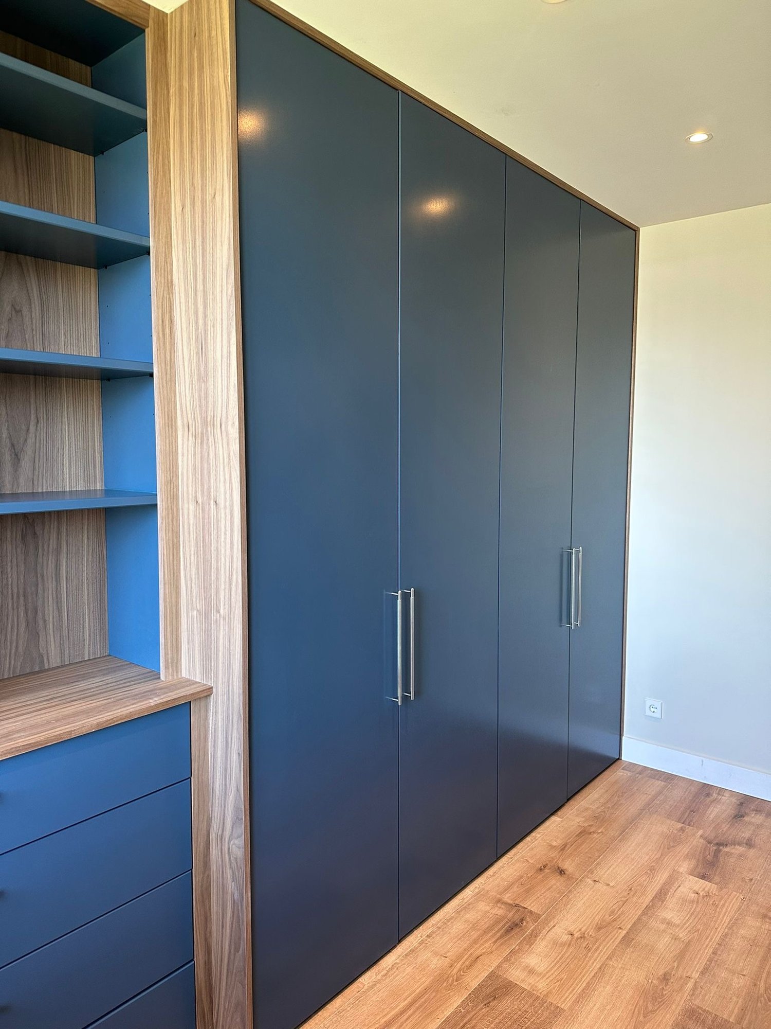 Greeploze kastenwand in blauw