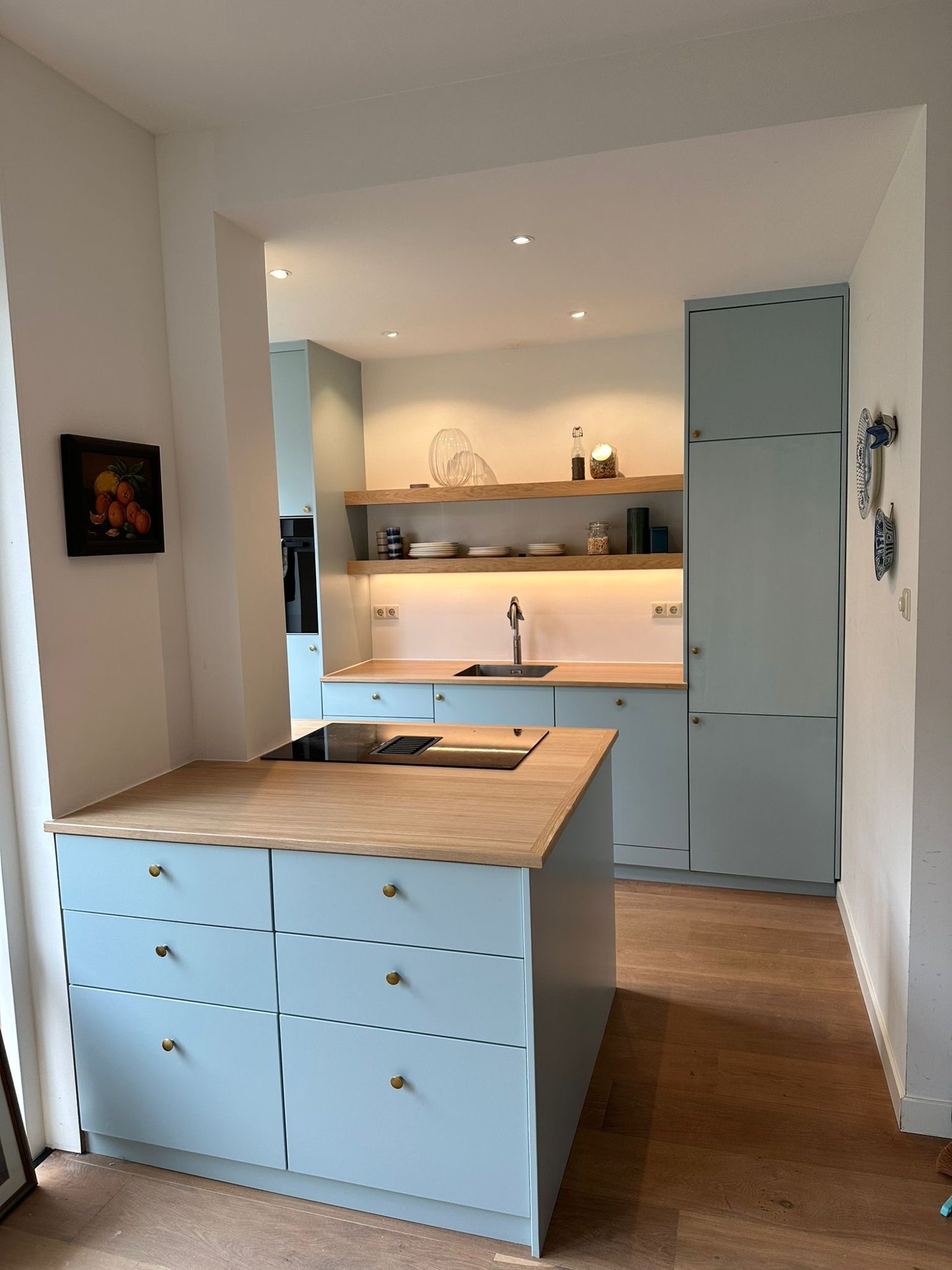 Lichtblauwe keuken met kookeiland