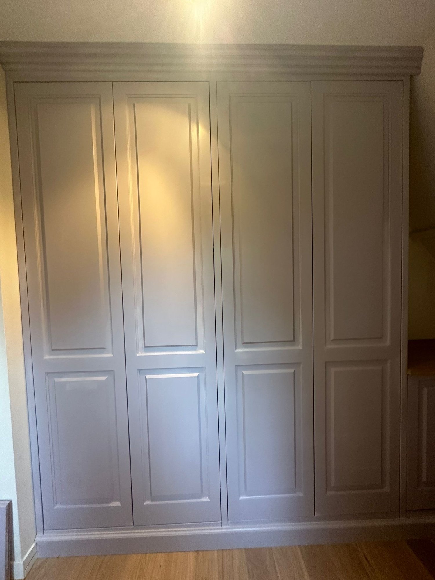 Klassieke kastenwand in zacht lila