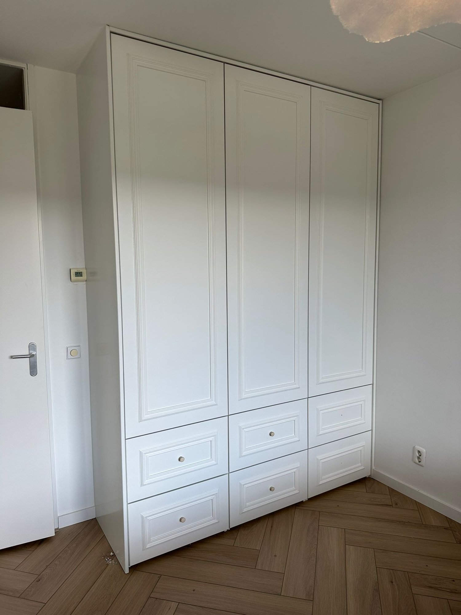 Witte kledingkast met lades