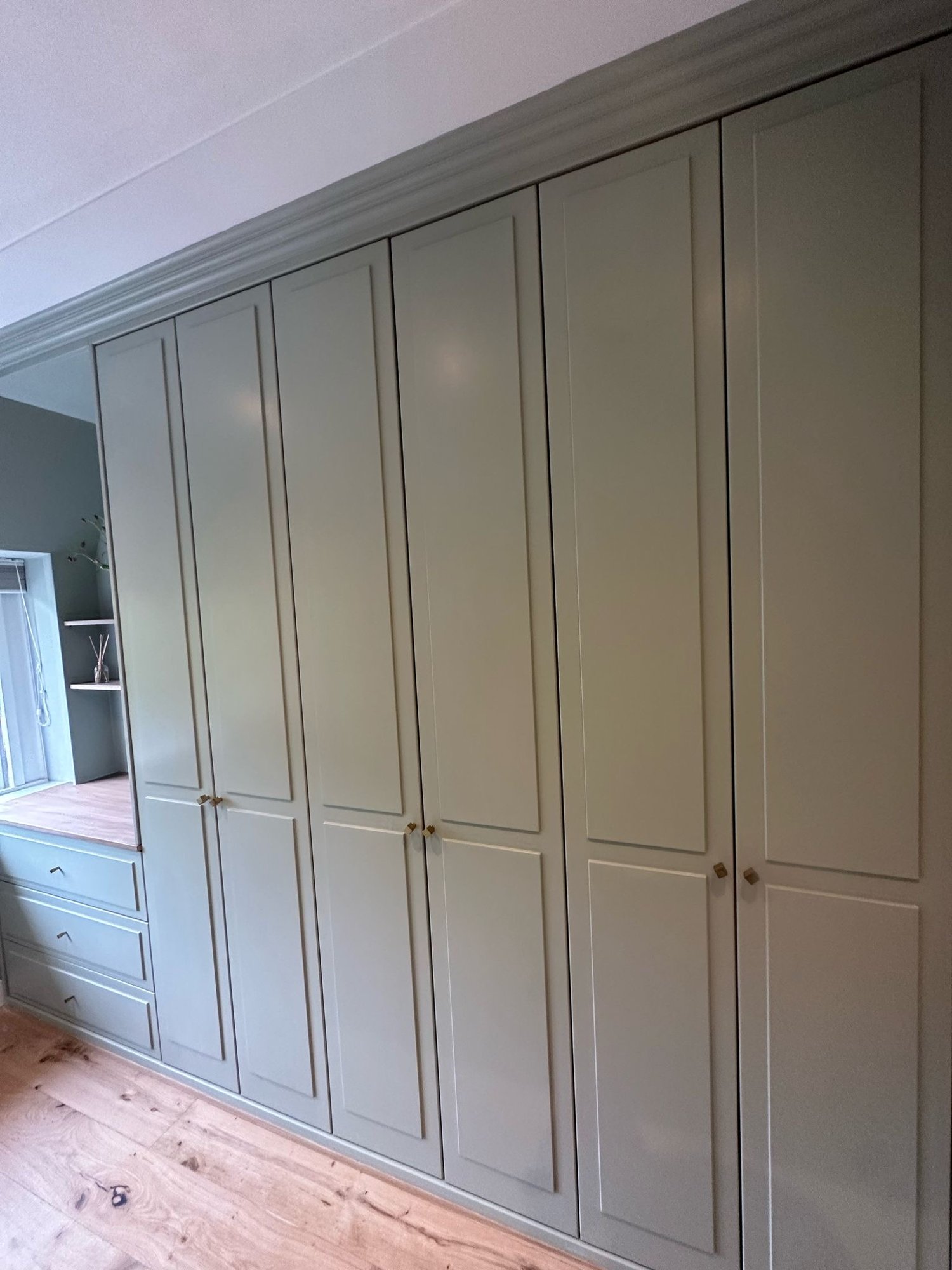 Grijze kastenwand met paneeldeuren