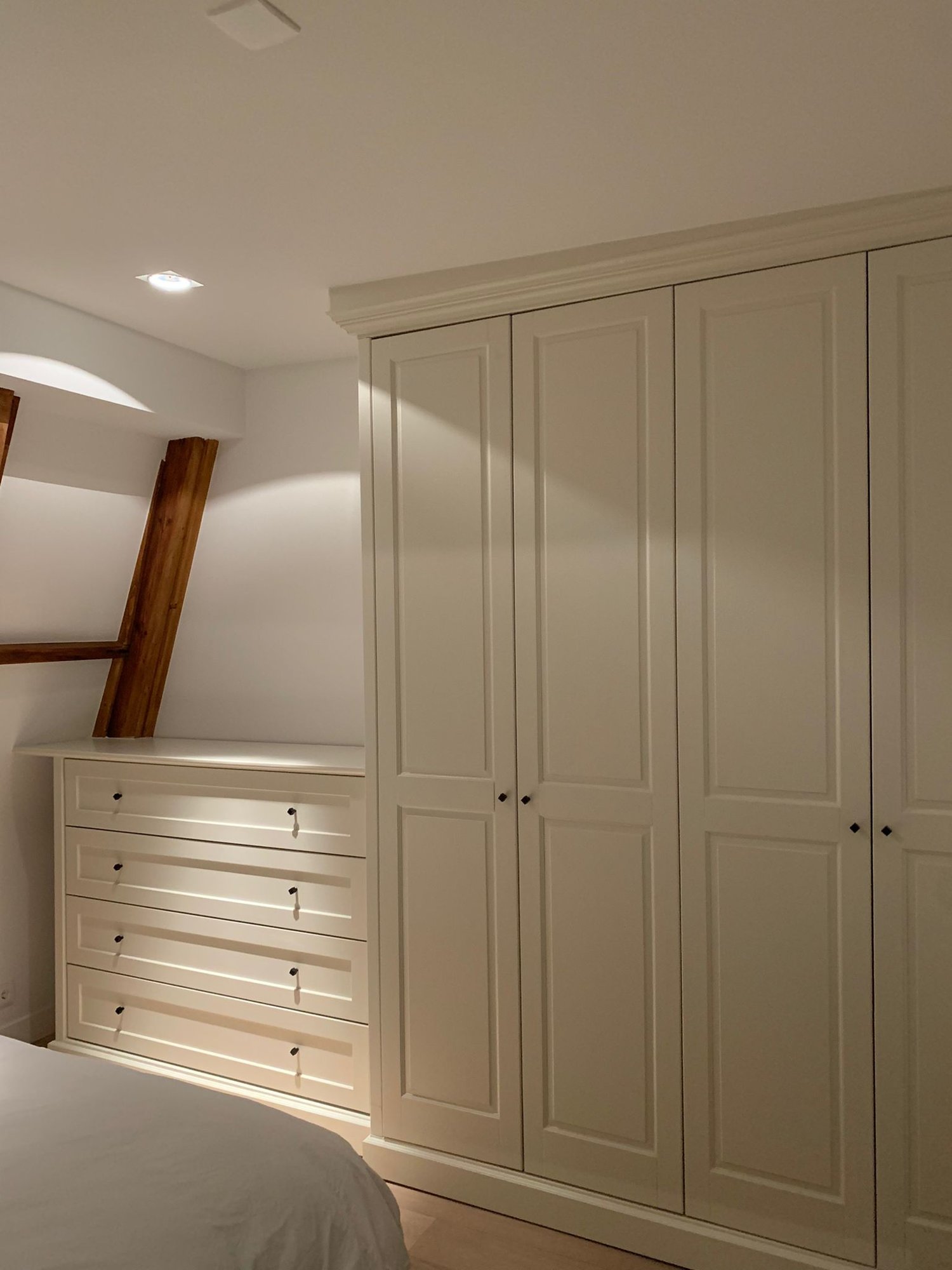 Klassieke garderobe op zolder