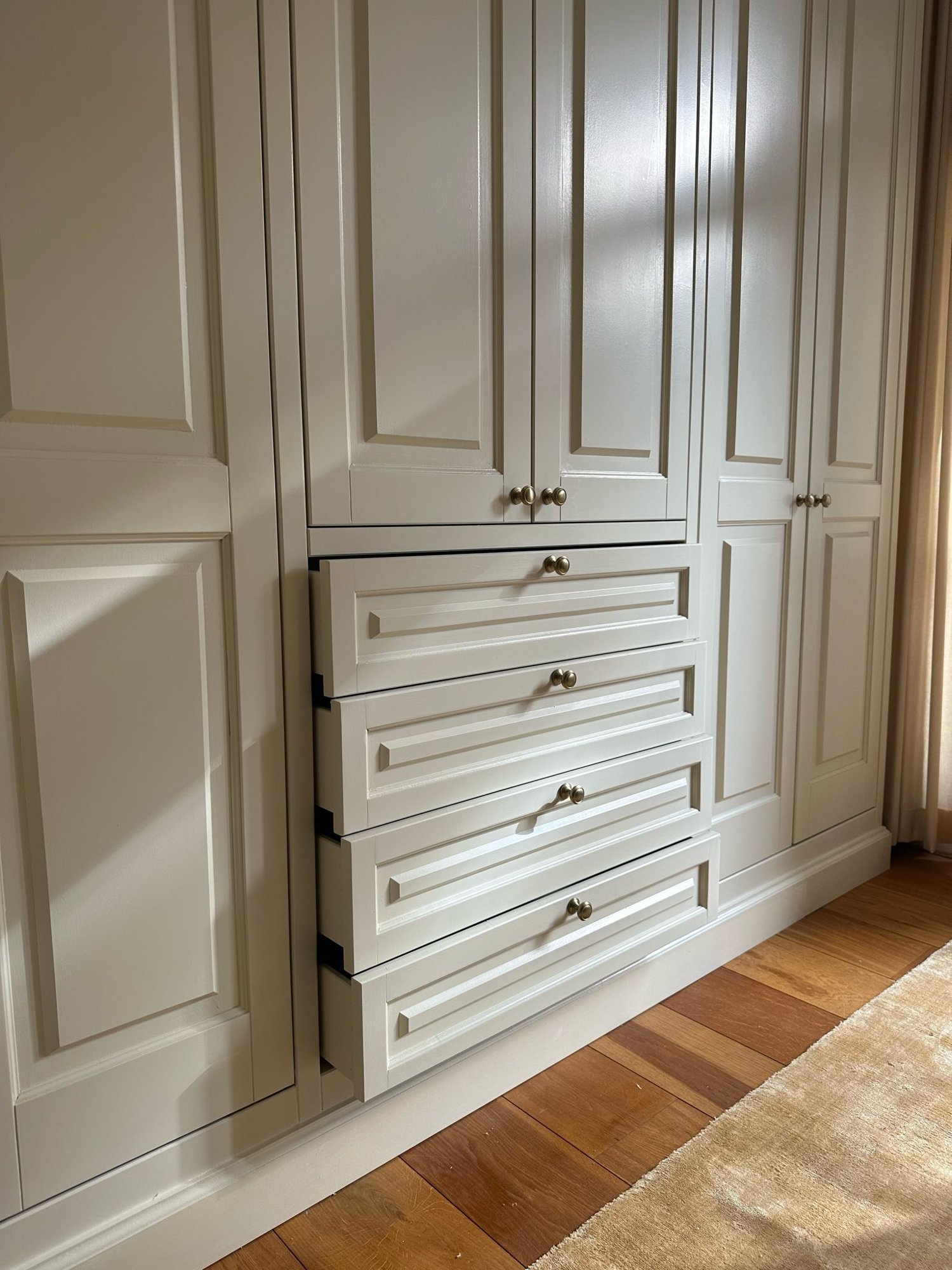 Klassieke crème kastenwand met open lades