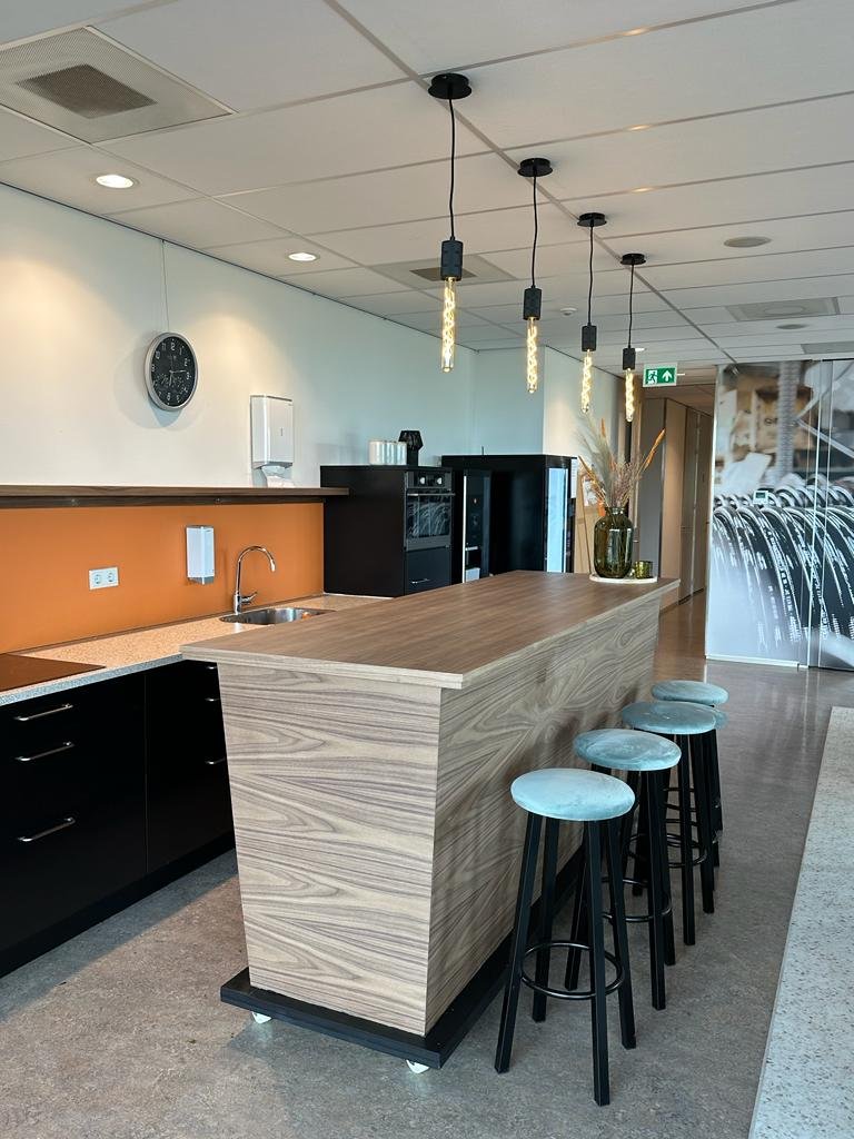 Kantoorkeuken met walnoten eiland