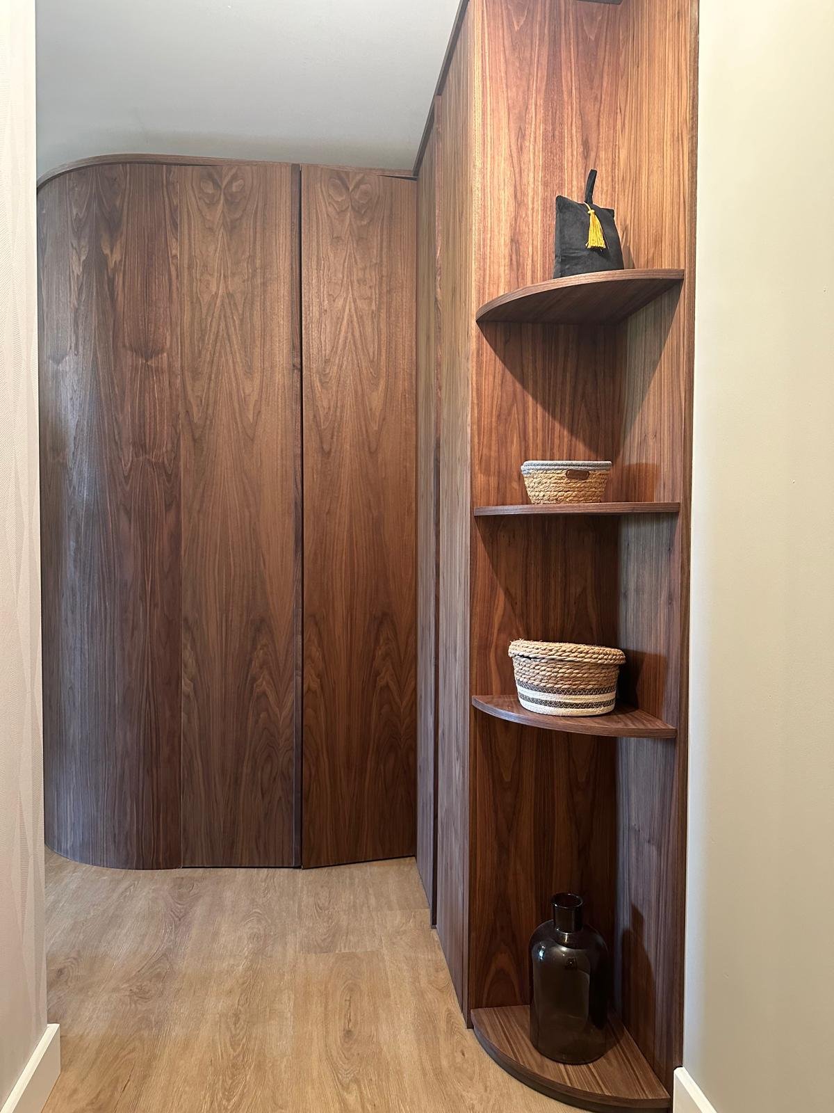 Ronde walnoten garderobe met hoekplanken