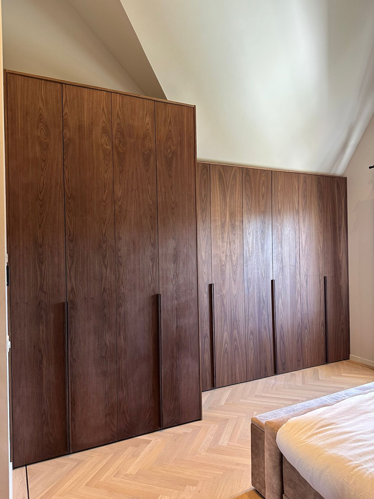 Greeploze walnoten kastenwand
