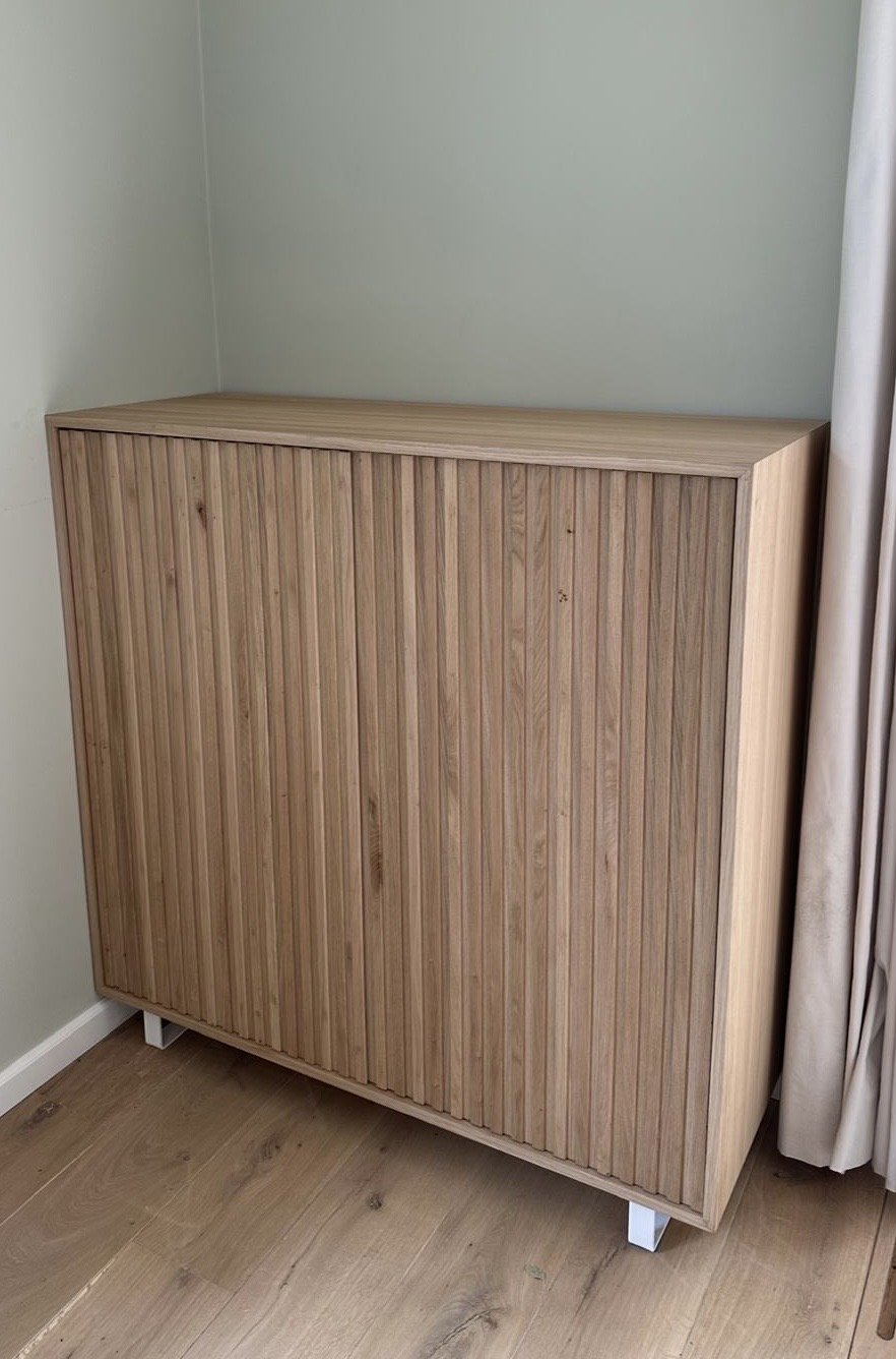 Eiken kast met lamellen
