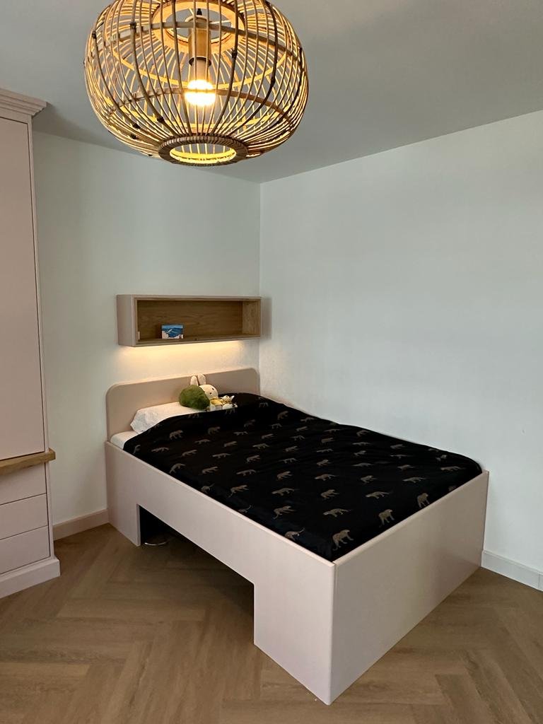 Bed met eiken nis en opbergruimte