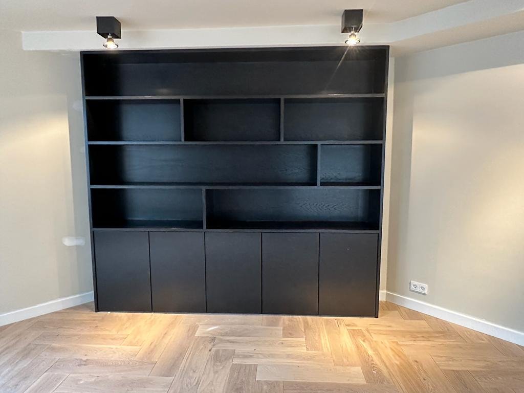 Zwarte boekenkast met open vakken