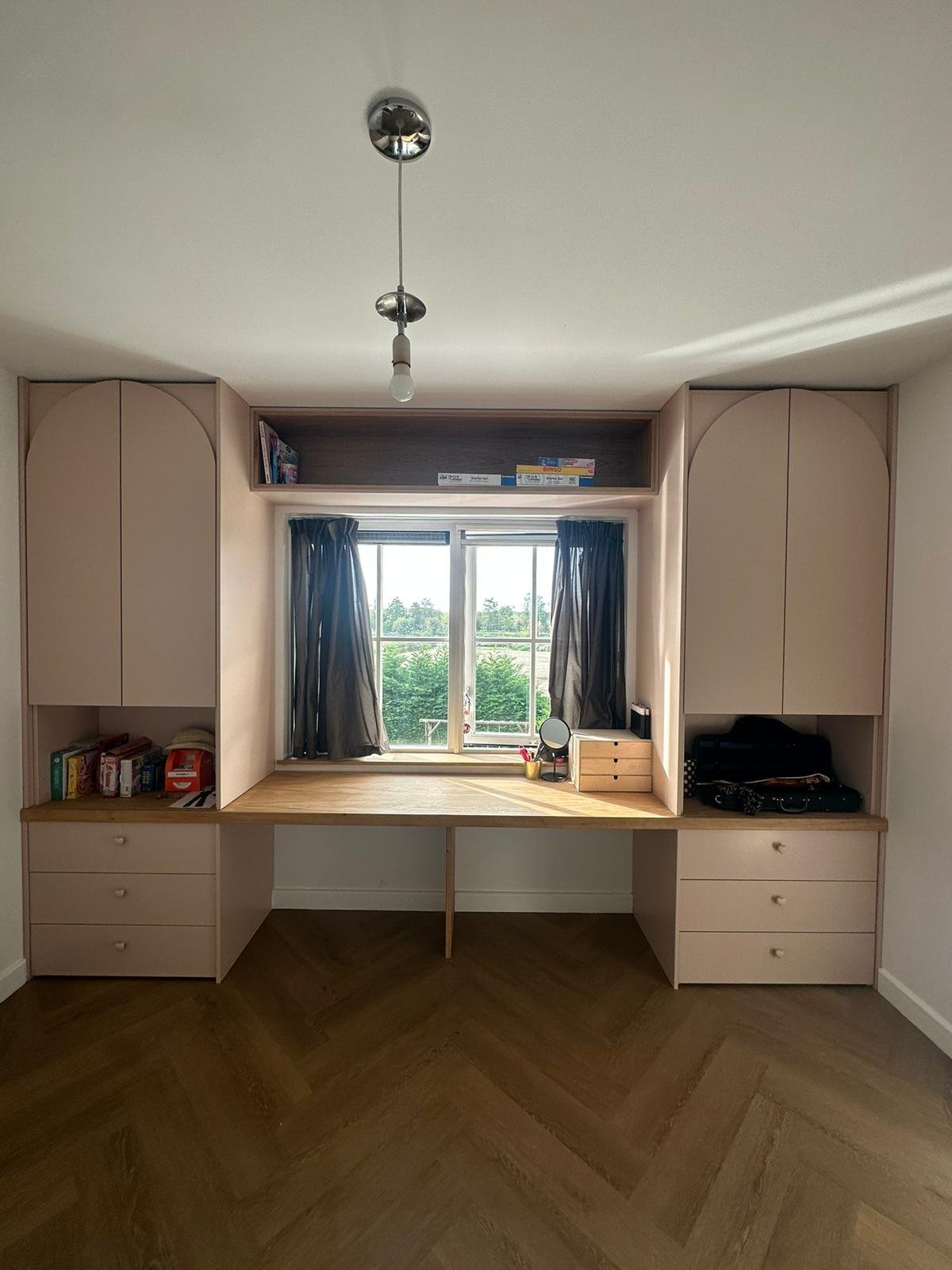 Kinderkamer met bureau en boogdeuren