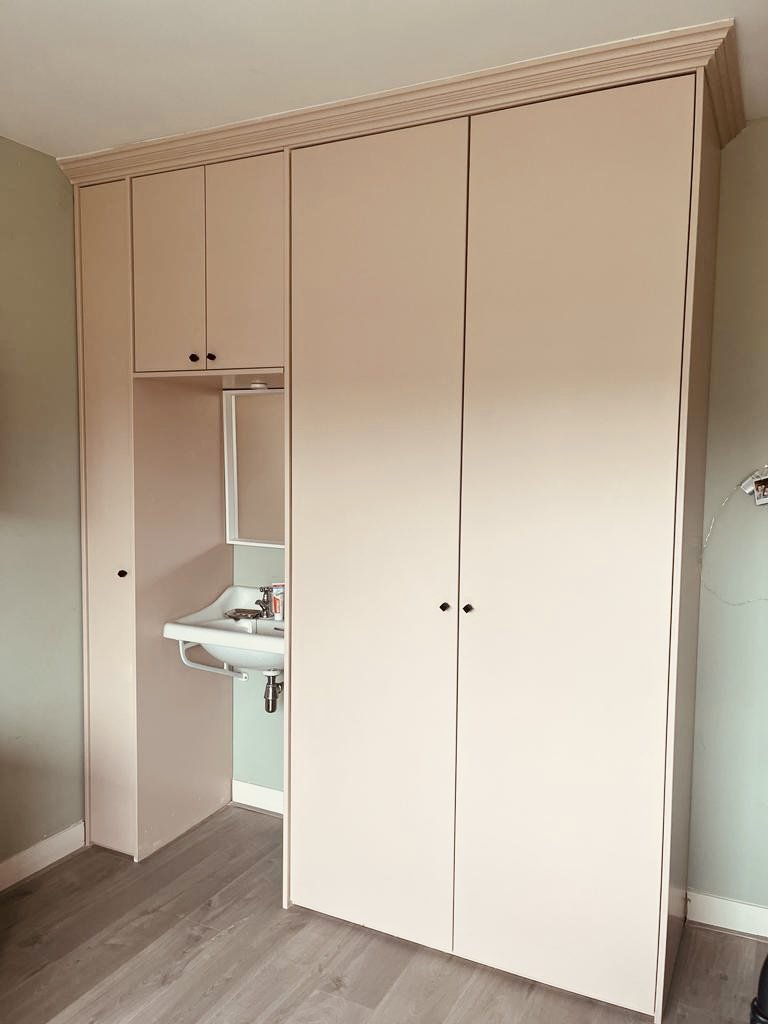 Kastenwand met geïntegreerde wastafel