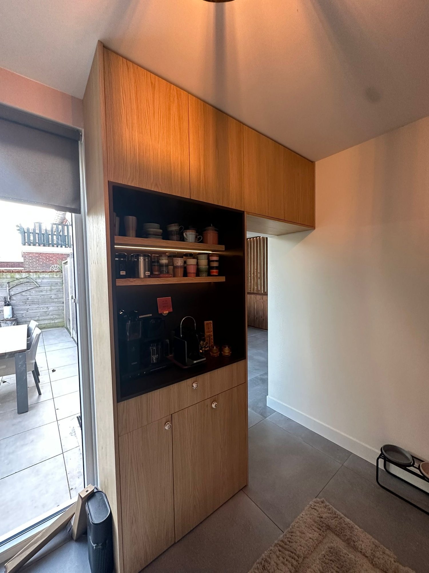Koffiekast in walnoot en zwart