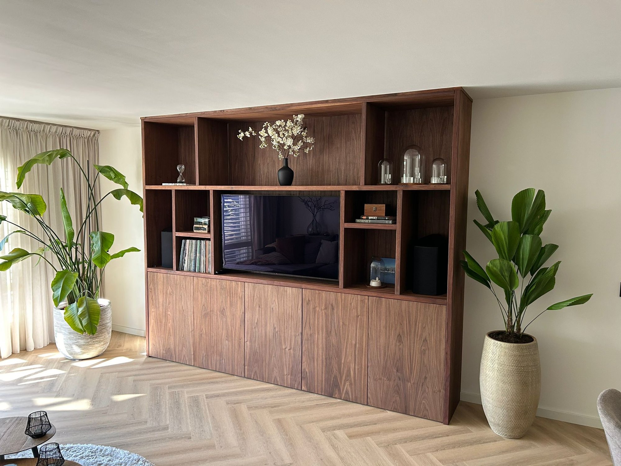 Walnoten tv-wand met open vakken op maat