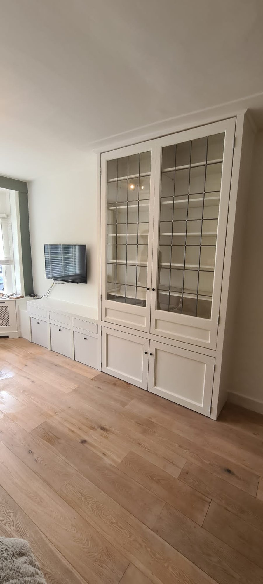 Witte vitrinekast met glas-in-lood