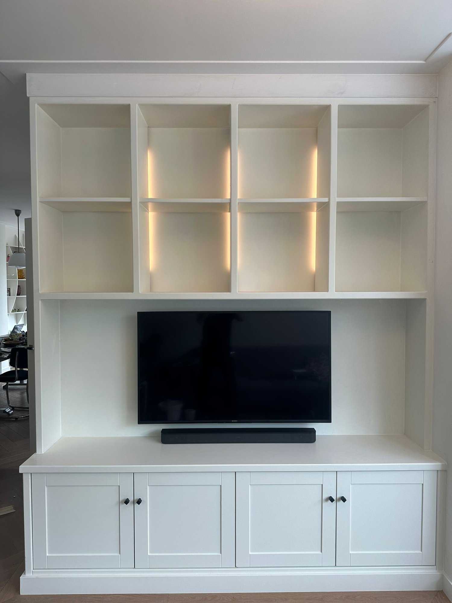 Witte tv-wand met verlichte open vakken