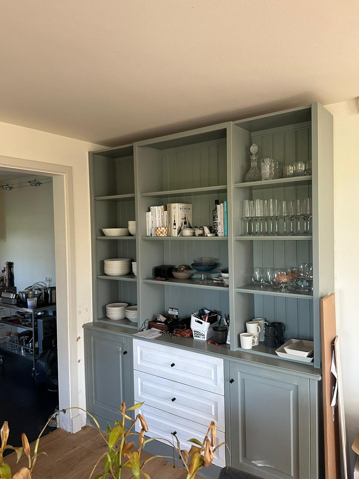 Open servieskast in saliegroen