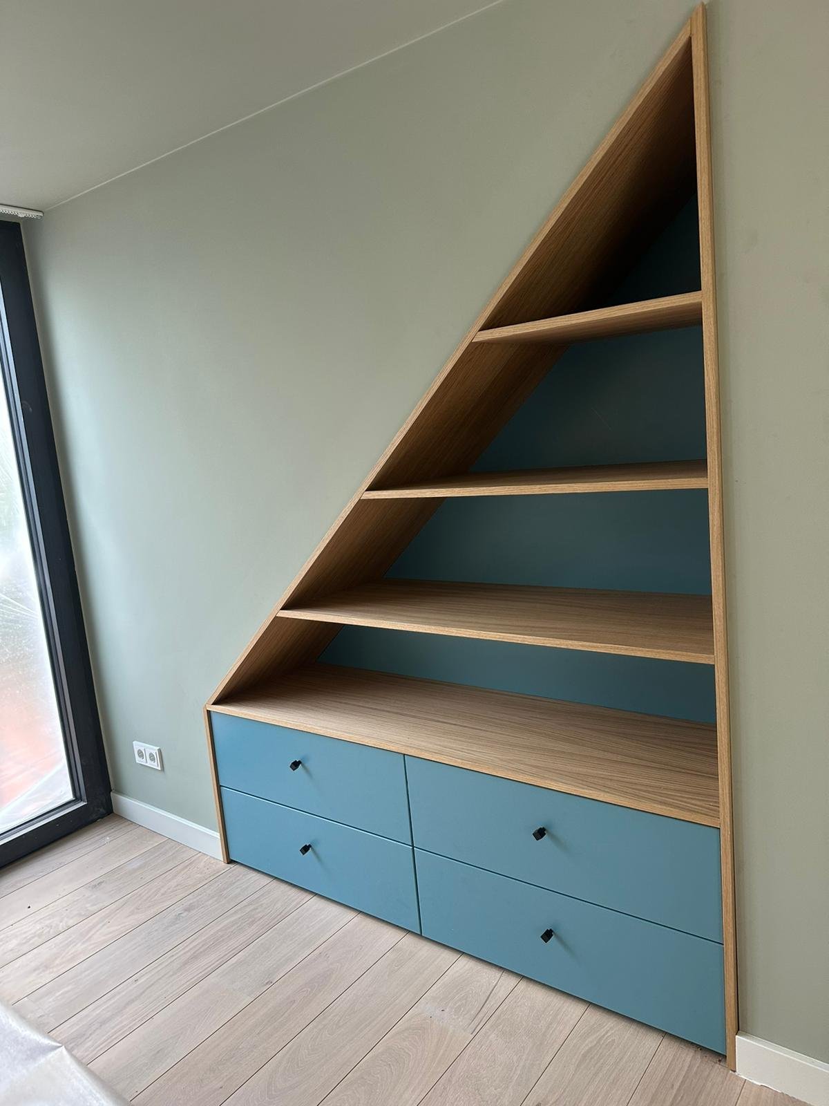 Trapkast met eiken planken