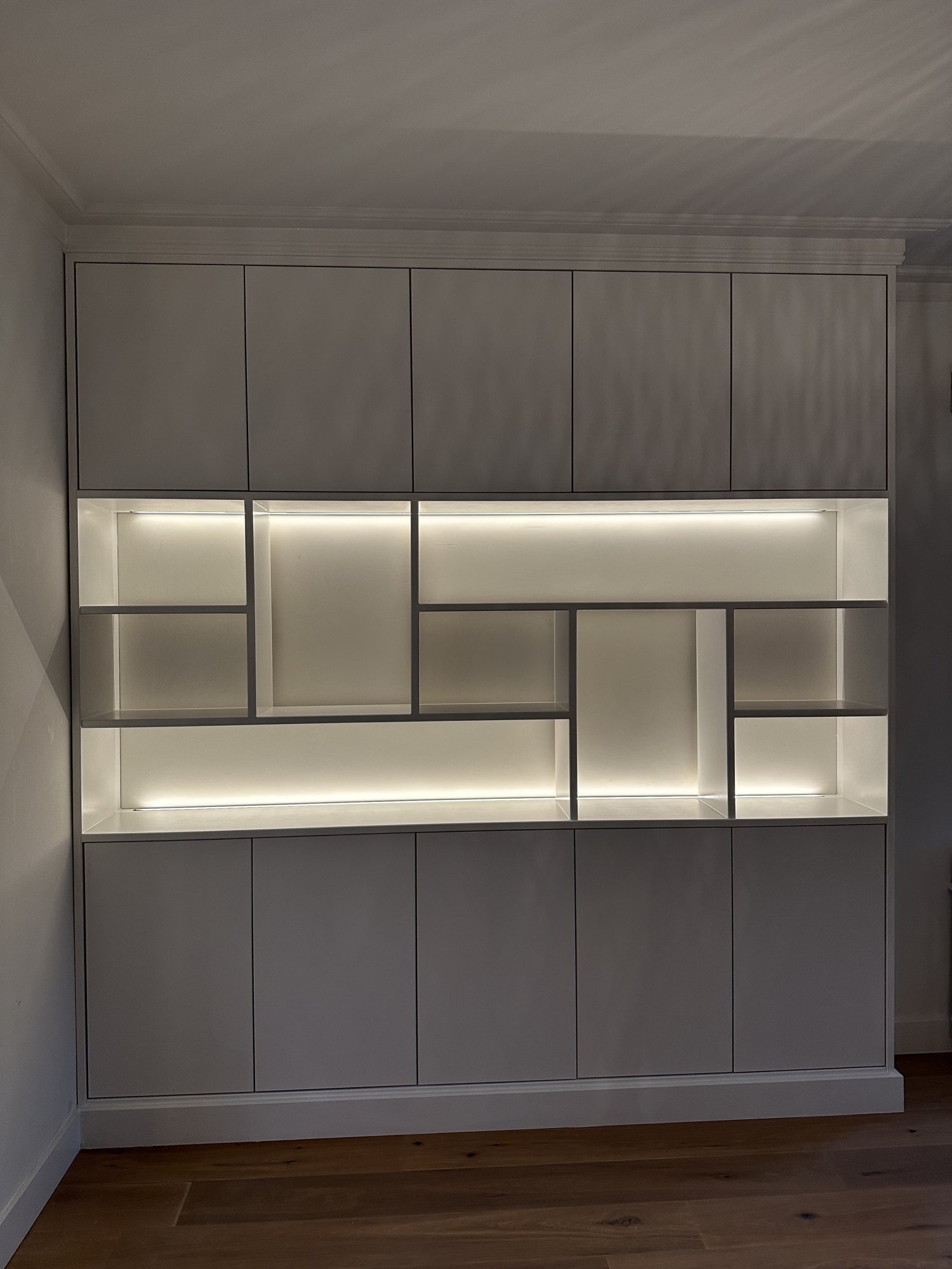 Witte wandkast met verlichting