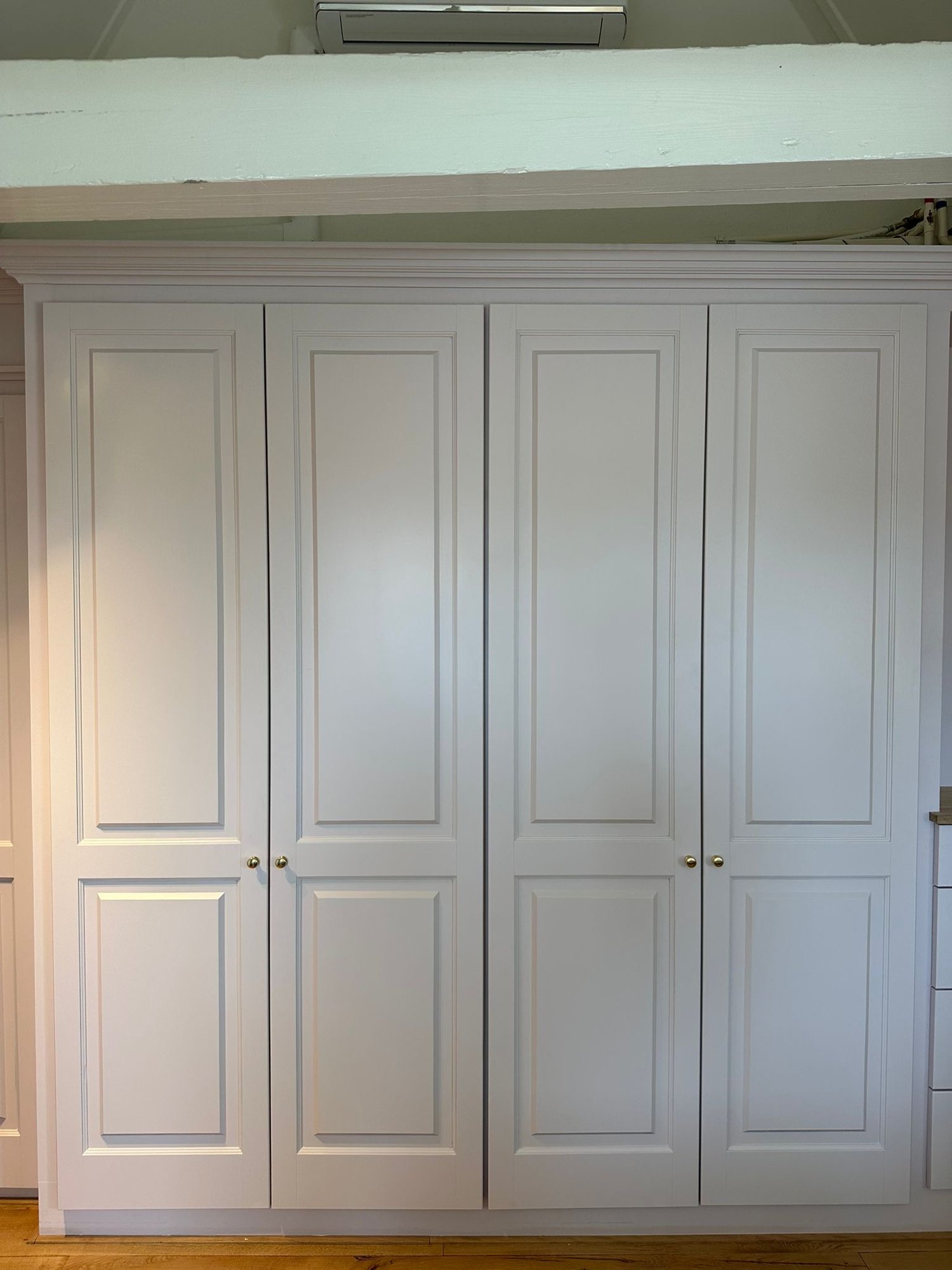Witte kledingkast met vier deuren