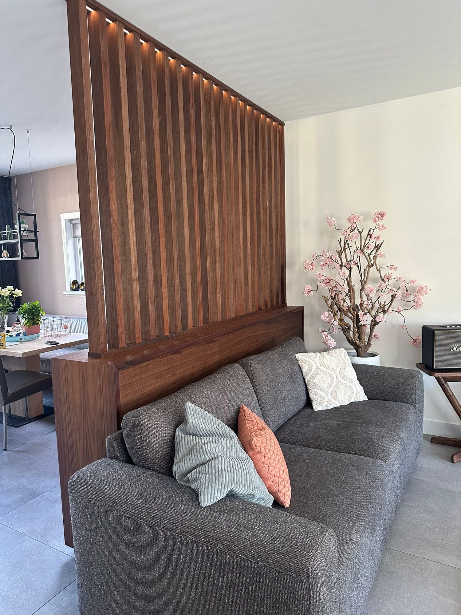 Walnoten roomdivider met lamellen