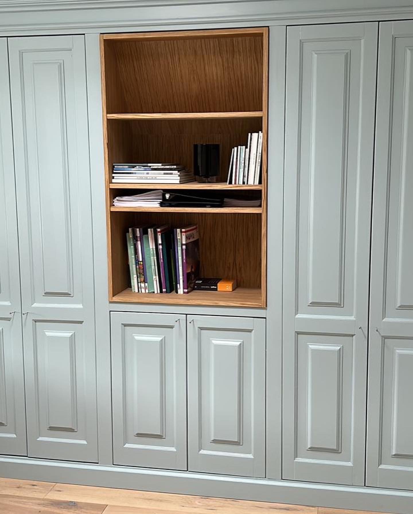 Kastenwand met eiken boekenvak