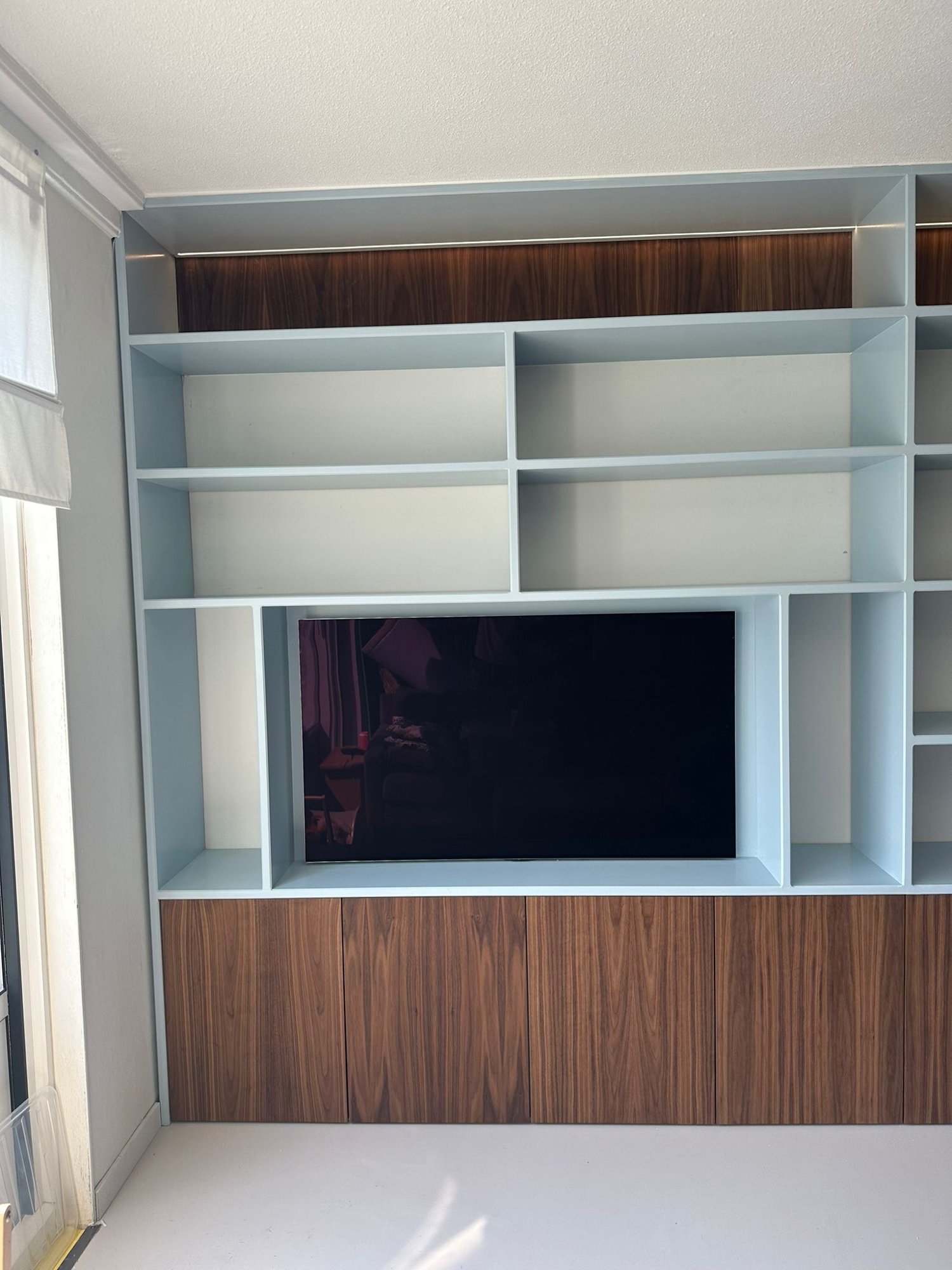 Tv-wand in lichtblauw en walnoot